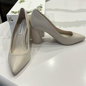 Chelsea & Violet ivory color round heel pumps! Beautiful neutral color!